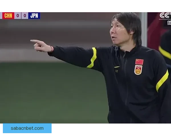 古德温倒地拼抢遭卡尔克布伦纳压伤 伤后返回更衣室接受治疗